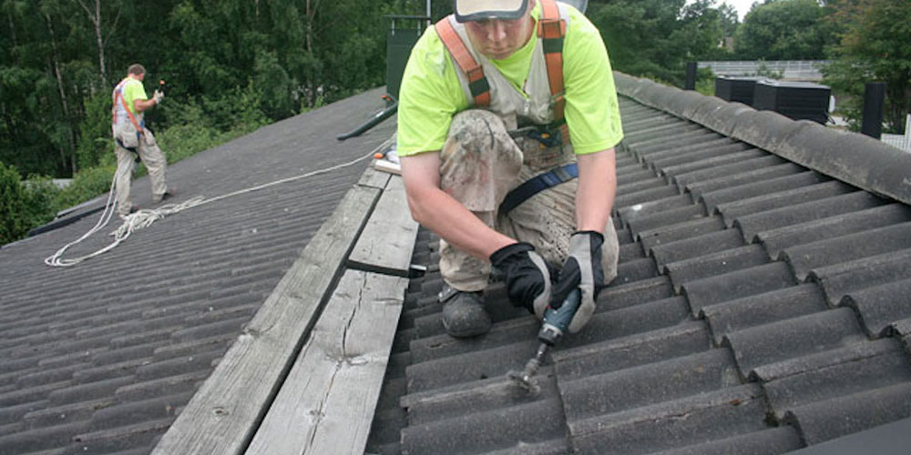 Rikkinäisten kattotiilien vaihto ja uusiminen