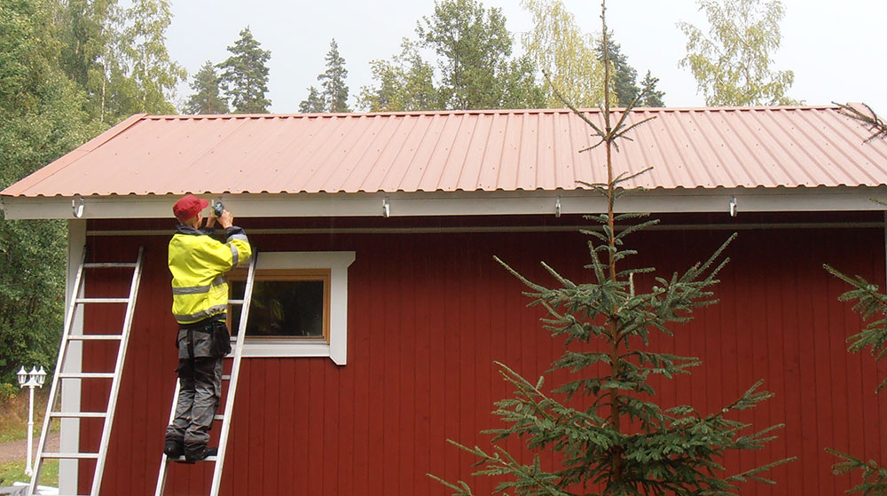 Pihavaraston katon huolto ja korjaus