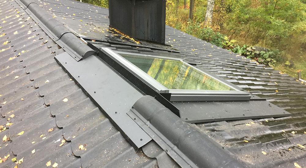 Kattoikkunan ja kattovalokuvun asennus, korjaus sekä huolto